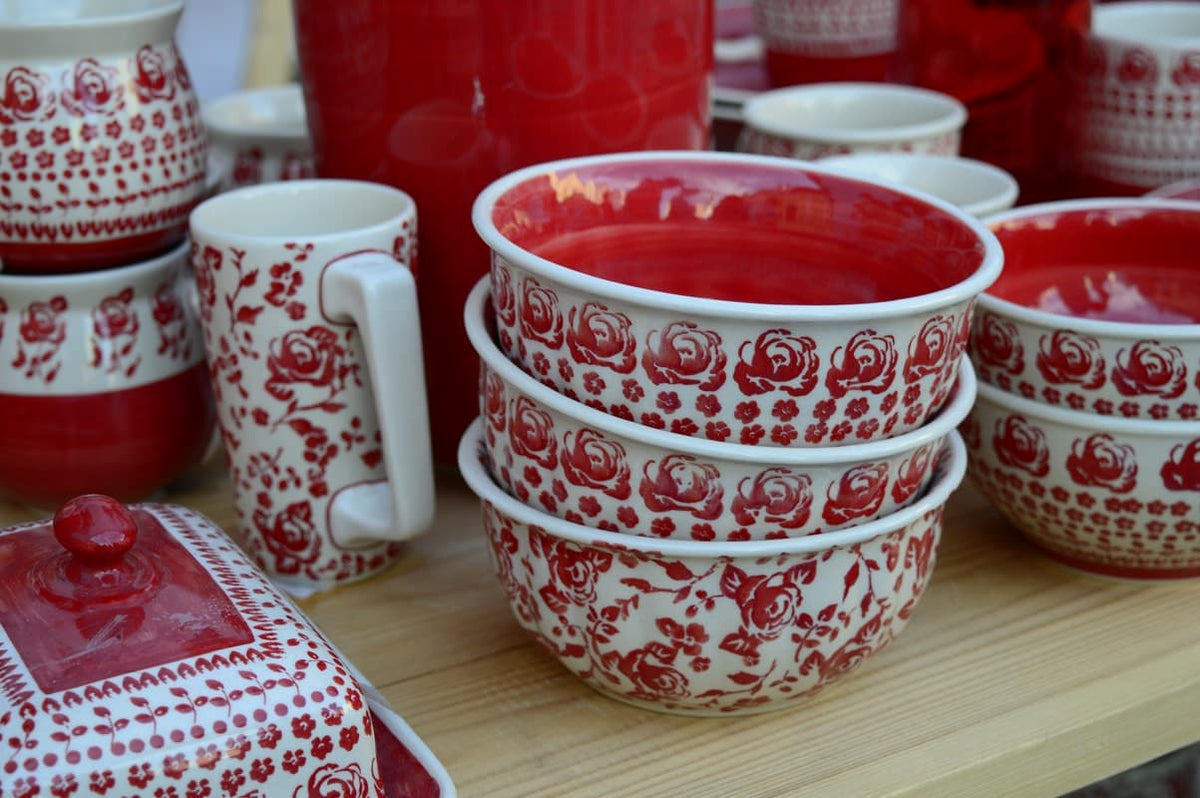 Jakie są różnice między ceramiką bolesławiecką a innymi rodzajami ceramiki?