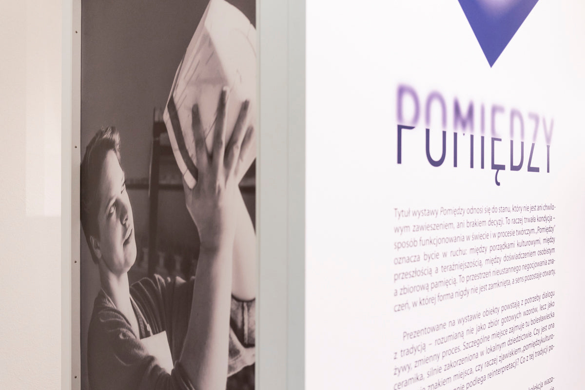 Wystawa „Pomiędzy” w Muzeum Ceramiki w Bolesławcu – nowoczesna sztuka i tradycja ceramiki bolesławieckiej