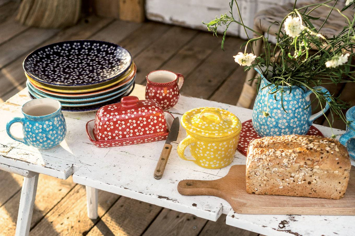naczynia ceramiczne na stole